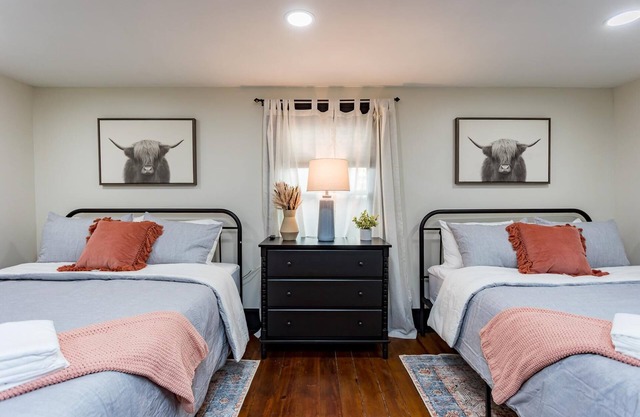 Farmhouse Loft: Walking distance to North River, Dining and Shopping, Convenient to Bwater College