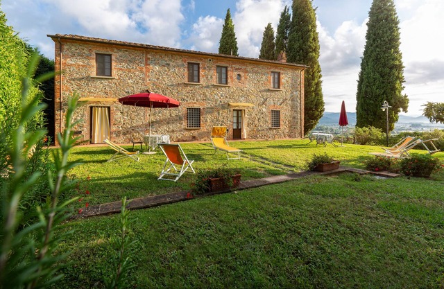 Bauernhäuser in der Nähe von Lucca. Schöne Wohnung zwischen Weinbergen und Olivenbäumen mit Pool