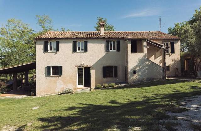 Bauernhaus in den Hügeln, 1 km von Pergola gelegen, Panorama, weiten Raum