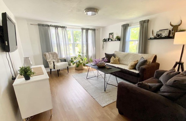 Farmhouse offers great sunsets and orchard/north mountain views.