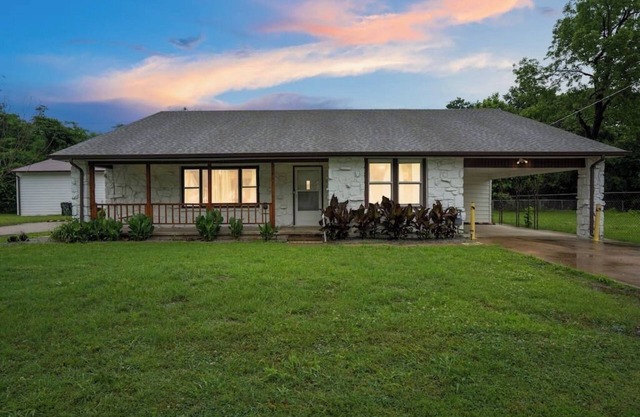 Farmhouse on 1 Acre | Big Driveway | DT 5 miles