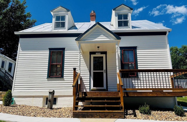 Farmhouse on 6th St