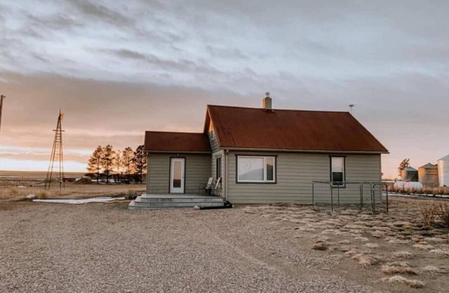 Farmhouse on Hi-Line near hunting and fishing enroute to Glacier National Park