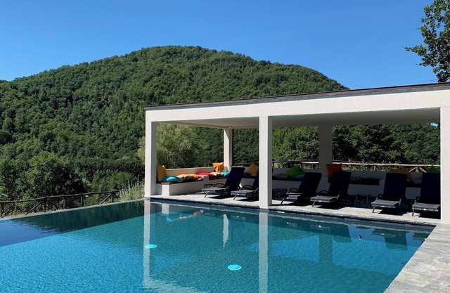 Bauernhof "Parulia Country House - Estia" mit Gemeinschaftspool, gemeinsamer Terrasse und WLAN