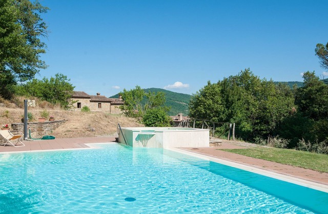 Bauernhof "Pilari Appartamento Stalla" mit Gemeinschaftspool, Privater Terrasse und WLAN