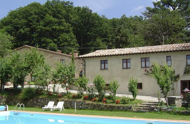 Farmhouse 'Podere Le Ghiande, Granaio N°9' with Mountain View, Shared Pool and Wi-Fi