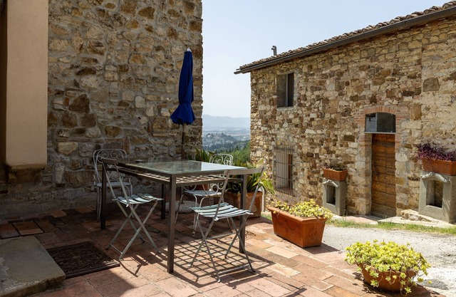 Farmhouse "Poggio alla Pieve - Rosso" with Shared Pool & Wi-Fi