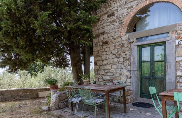 Farmhouse "Poggio alla Pieve - Rosa" with Shared Pool & Wi-Fi