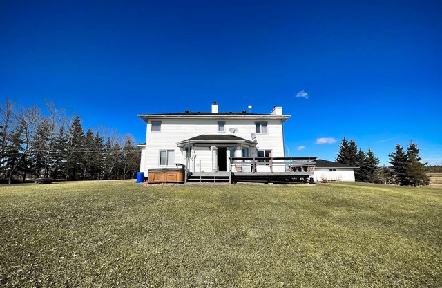 Farmhouse retreat, 10 mins from the city. Modern amenities in a country setting.