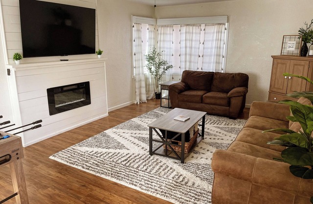 Farmhouse Retreat with deck and fire pit, very family friendly & great location