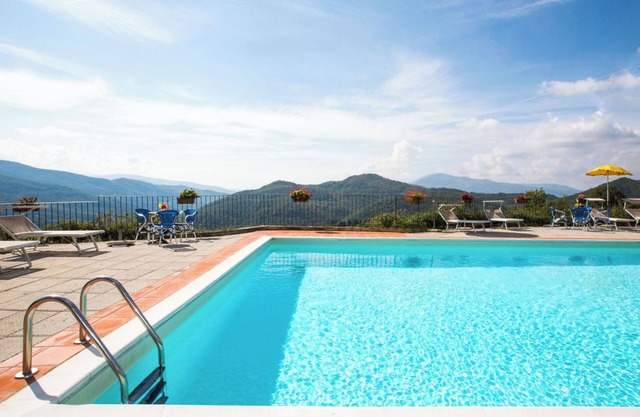 Bauernhaus 'Universal Harmony - Usignolo' mit Bergblick, Gemeinschaftspool und Wi-Fi