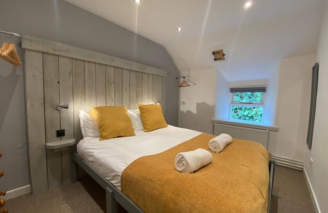 Farmhouse w/ fire pit, log burner, stunning views & dining room