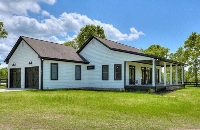 Farmhouse with amenities for everyone. Pool, pickelball, horse accommodations.