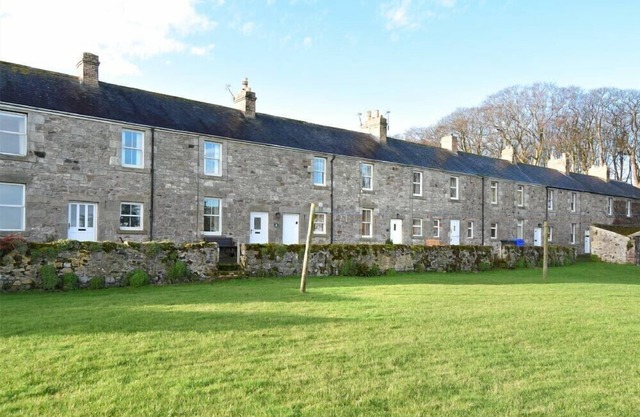 FARNE VIEW COTTAGE, pet friendly, with open fire in Seahouses
