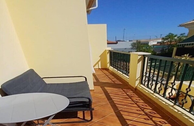 Faro House 3 Bedrooms With Terrace and Balconys in a Quiet Location