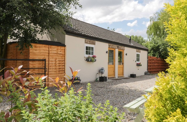FARRIER'S LODGE, with hot tub in Seaton Ross