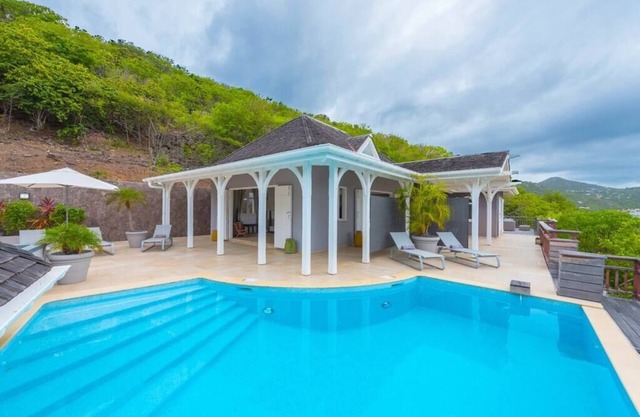 Fascinating 6 Bed LAGOON YAUNE ESTATE - 2 Pools!