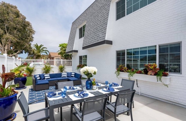 FAST WiFi, NEW 1 Block to Beach Sparkling Clean A/C BBQ Parking