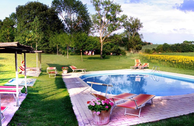 Eleganz der Toskana mit Blick auf die Hügel und Vignetten, den Garten und das Schwimmbad