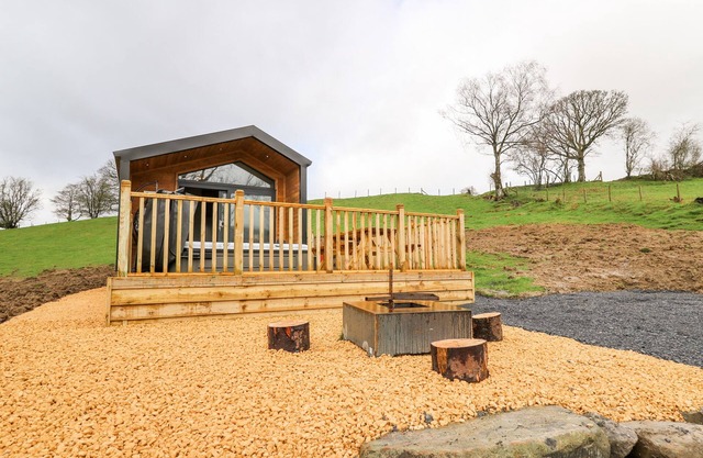 FAWN’S REST, romantic, with hot tub in Rhayader