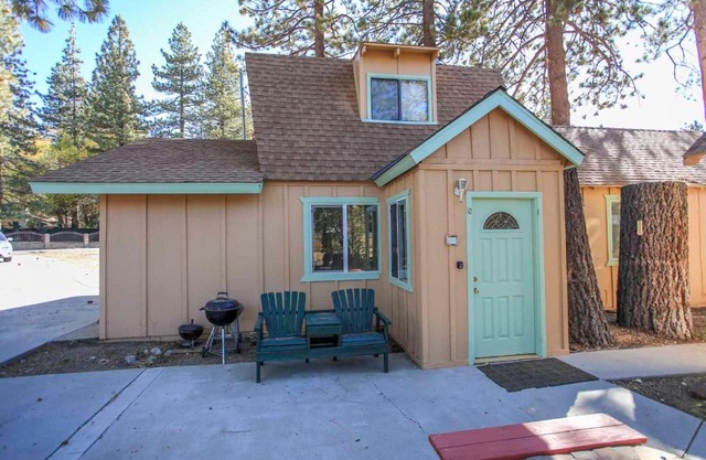 Fawnskin Lakeside Cabin - Nice cozy duplex with mountain views with a Jet Tub!