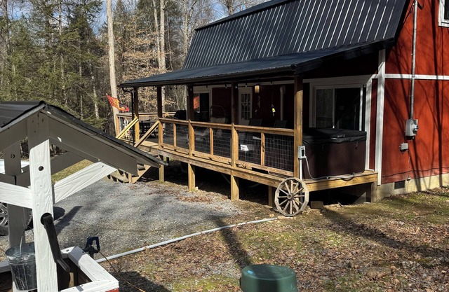Fayetteville, WV & Summersville, WV Proximity new built cabin w firepit & hottub