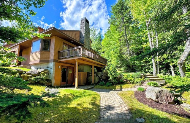 FC43 Renovated cozy spacious cottage with AC air hockey wifi close to ski trails