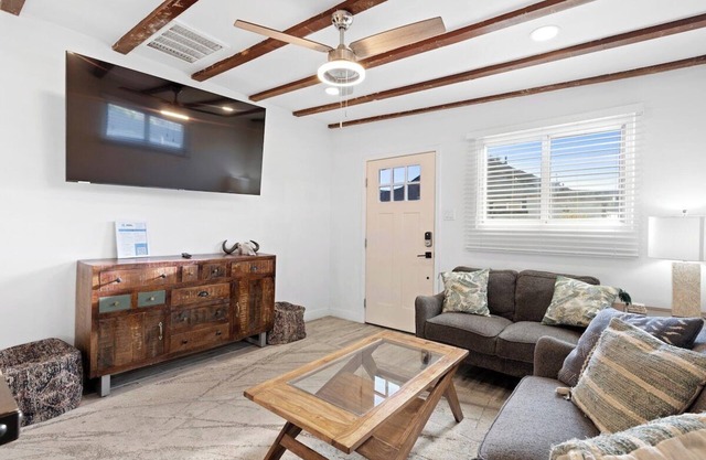 Featherlight Cottage with BBQ and Hot Tub