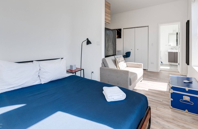 Feel Comfy And Cozy At This Lovely Chi-town Home Away From Home - 747 Lofts Cabin 308 by RedAwning
