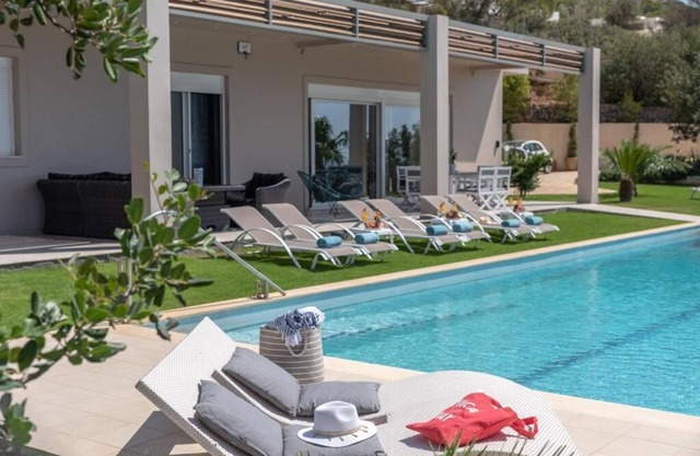 Wohlfühl-Villa in fantastischer Lage mit Pool und Meerblick