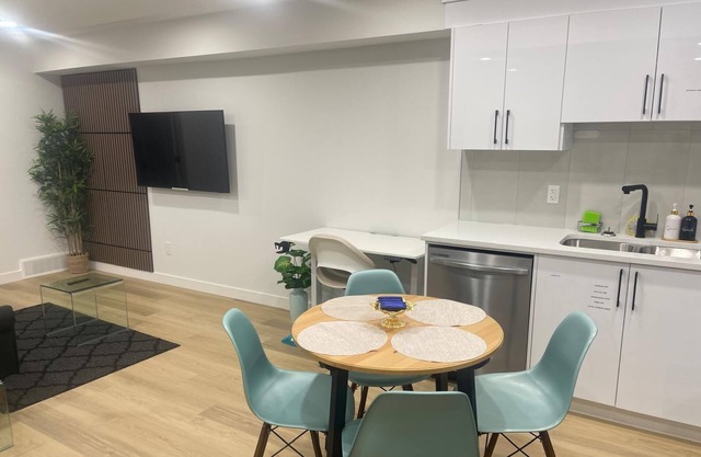 Feel Like Home spacious 2-bedroom 1 bath Suite in NW Calgary