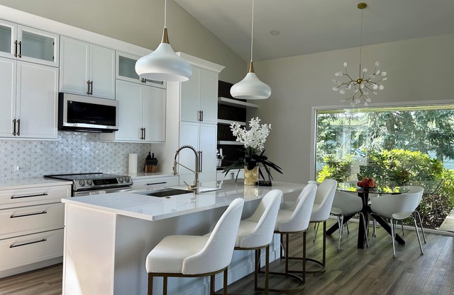 Feel the Lake breeze!! 4b-4ba beachfront house. Private beach access. Sleeps 13