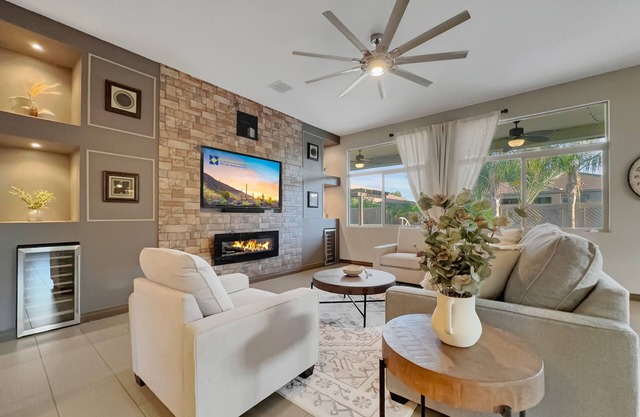 Heated Pool, Spa, Firepit, Heart of Chandler!