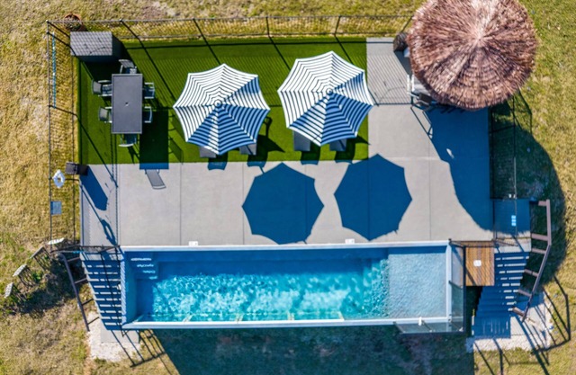 Felices los 4 close to Lake Conroe! Heated Pool, Stocked Ponds, Cute Pygmy Goats