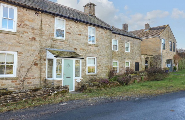 FELL COTTAGE, pet friendly, with open fire in Middleton-In-Teesdale