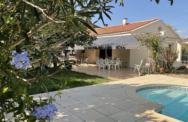 Ferienvilla, umschlossener Garten, 10x4 m großer, umzäunter Pool, 85 m² Terrasse