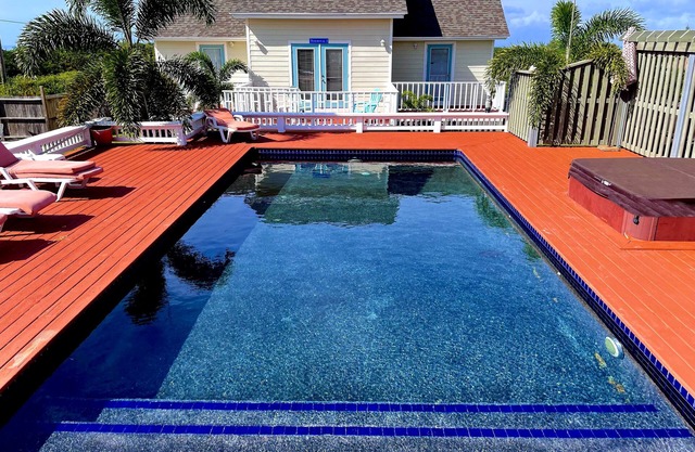 *** Unglaublicher Pool mit Whirlpool *** Wunderschöner Strand *** Brandneue 2BR Villa mit AC ***