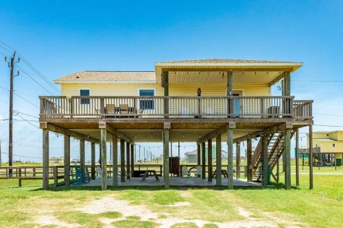 Fenced Pup-Friendly Yard Easy Walk to Beach