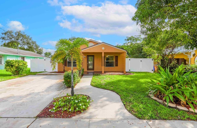 Fenced tropic home ⛱️with outdoor area 3bed/1bath