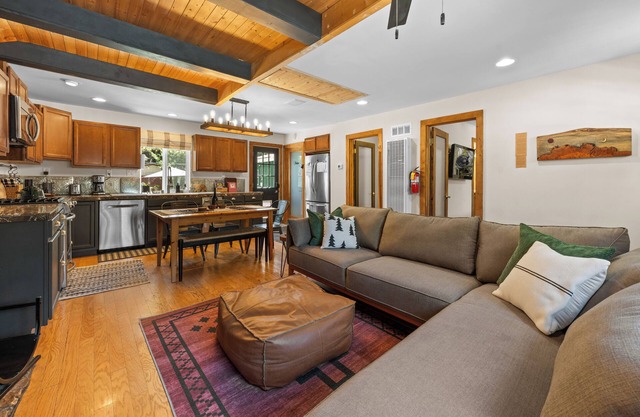 Fenced yard, Dog friendly, Cozy Couple's Retreat, Walkable to Lake and Village