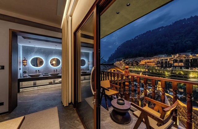 Fenghuang Yiquan River View B&B