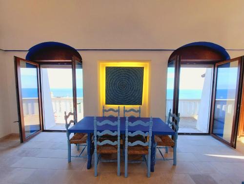 Ferienhaus in einzigartiger Lage am Meer mit Blick auf eine Bucht mit Terrassen und Parkplatz