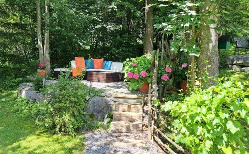 Ferienhaus Lechner am Waldrand mit Sauna, Bergblick und Naturgarten"
