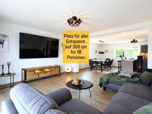 Ferienhaus Northeim - 300qm - 3 Wohnungen - 12 Zimmer - bis 18 Gäste - Kleinkinder reisen gratis - für Familien und Gruppen - Küchen mit Spühlmaschine Backofen, Mikrowelle - Smart-TV - WLAN - Fußbodenheizung, Klimaanlage & Raffstores - nähe Göttingen