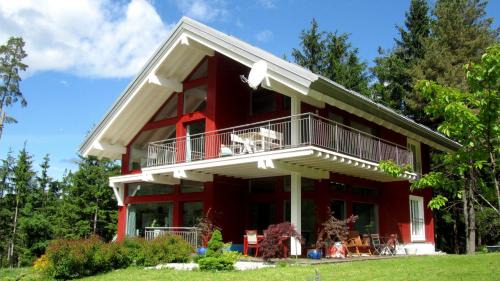 Nette Ferienwohnung in Unterort mit Garten, Terrasse und Grill und Panoramablick
