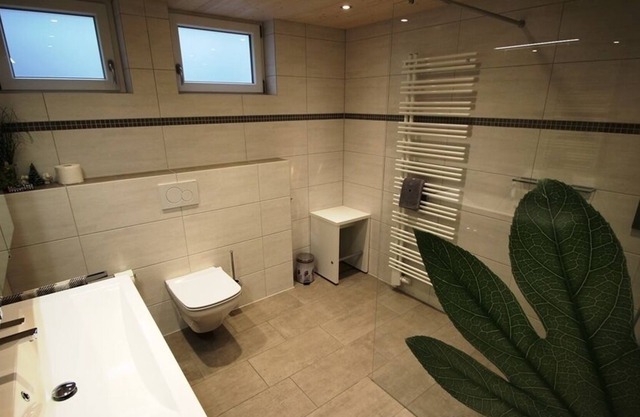 Ferienwohnung Berghansenhof, zwei Schlafzimmer, modernes Bad und Küche, Panoramafenster und Terrasse
