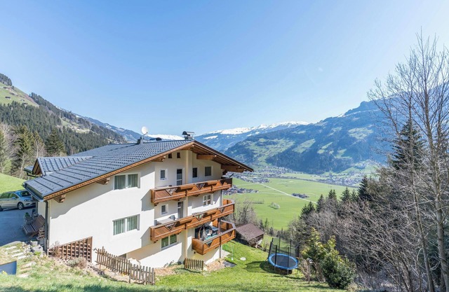 "Ferienwohnung Helena" in der Nähe der Skigebiete Penken & Ahorn mit Bergblick
