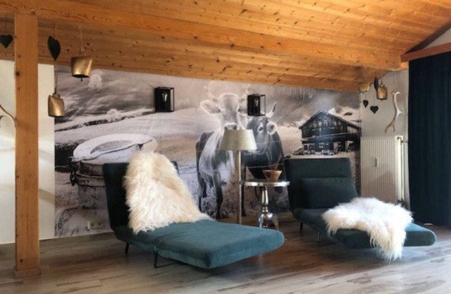 Ferienwohnung Hochgern, Wohn-Schlafbereich, Balkon, TV, WLAN