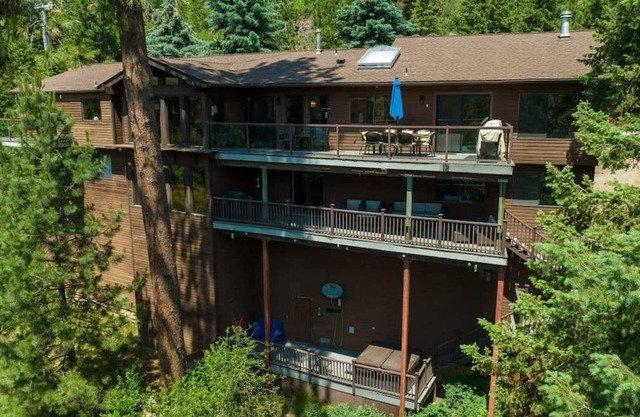 Fernan Lake Lodge | Modernes Haus am Wasser auf 2 Hektar mit eigenem Dock