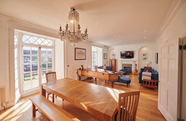 Fernhill House, Detached Georgian house with stunning views with HOT TUB